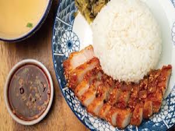 ข้าวหมูสามชั้นทอดน้ำปลา