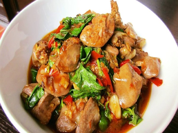 ผัดกะเพราเครื่องในไก่