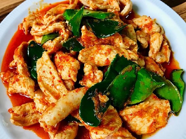 ผัดพริกแกงโครงไก่ชิ้น
