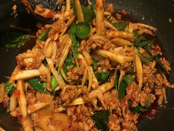 ผัดพริกแกงหมูหน่อไม้ดอง