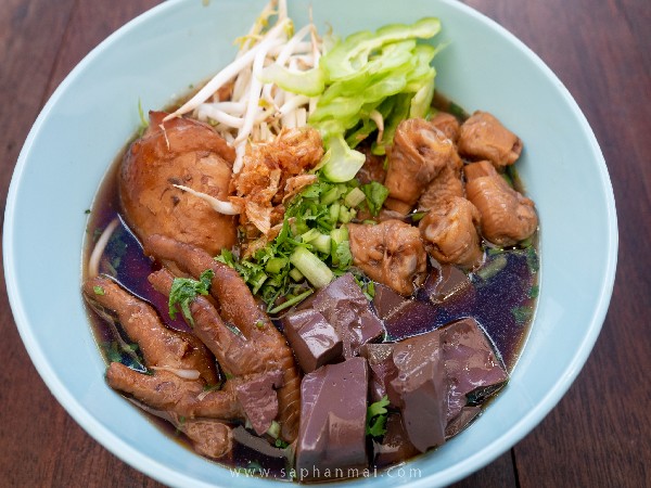 ราดหน้าหมี่กรอบหมูหมัก