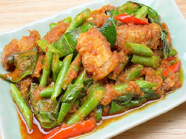 ผัดพริกแกงหมูนมสด