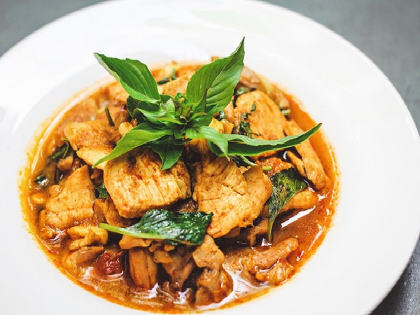 ผัดพริกแกงไก่กะเหรี่ยง