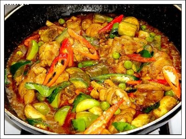 ผัดเผ็ดโครงไก่สับ  (ส่ง 2.11.69)