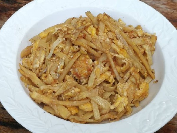 ผัดหน่อไม้เส้นใส่ไข่