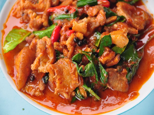 ผัดพริกแกงใต้ไก่ใบยี่หร่า