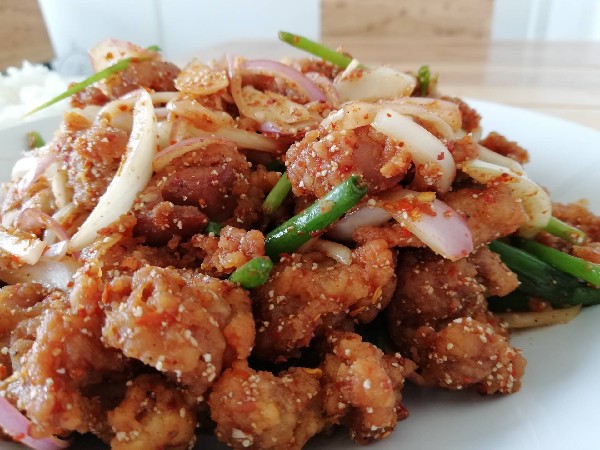 ยำไก่แซ่บ