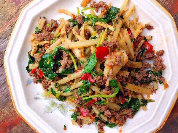 ผัดกะเพราไก่หน่อไม้เส้น